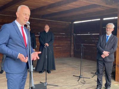 - Panie doktorze, wyrazy szacunku i uznania. Bardzo się cieszę, że mogę wręczyć panu to odznaczenie – mówił członek zarządu województwa lubuskiego Marcin Jabłoński podczas dekoracji dra Wojciecha Weryszki