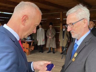 - Panie doktorze, wyrazy szacunku i uznania. Bardzo się cieszę, że mogę wręczyć panu to odznaczenie – mówił członek zarządu województwa lubuskiego Marcin Jabłoński podczas dekoracji dra Wojciecha Weryszki 