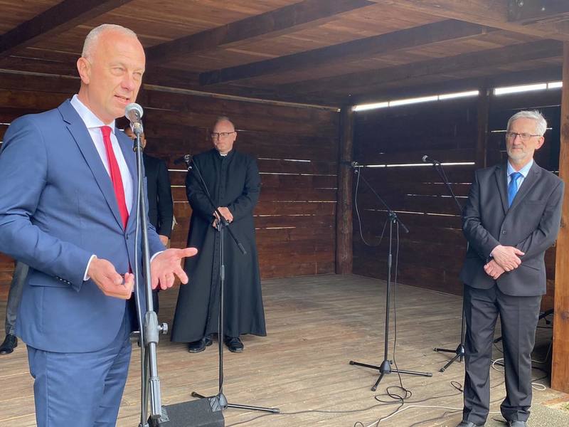 - Panie doktorze, wyrazy szacunku i uznania. Bardzo się cieszę, że mogę wręczyć panu to odznaczenie – mówił członek zarządu województwa lubuskiego Marcin Jabłoński podczas dekoracji dra Wojciecha Weryszki 