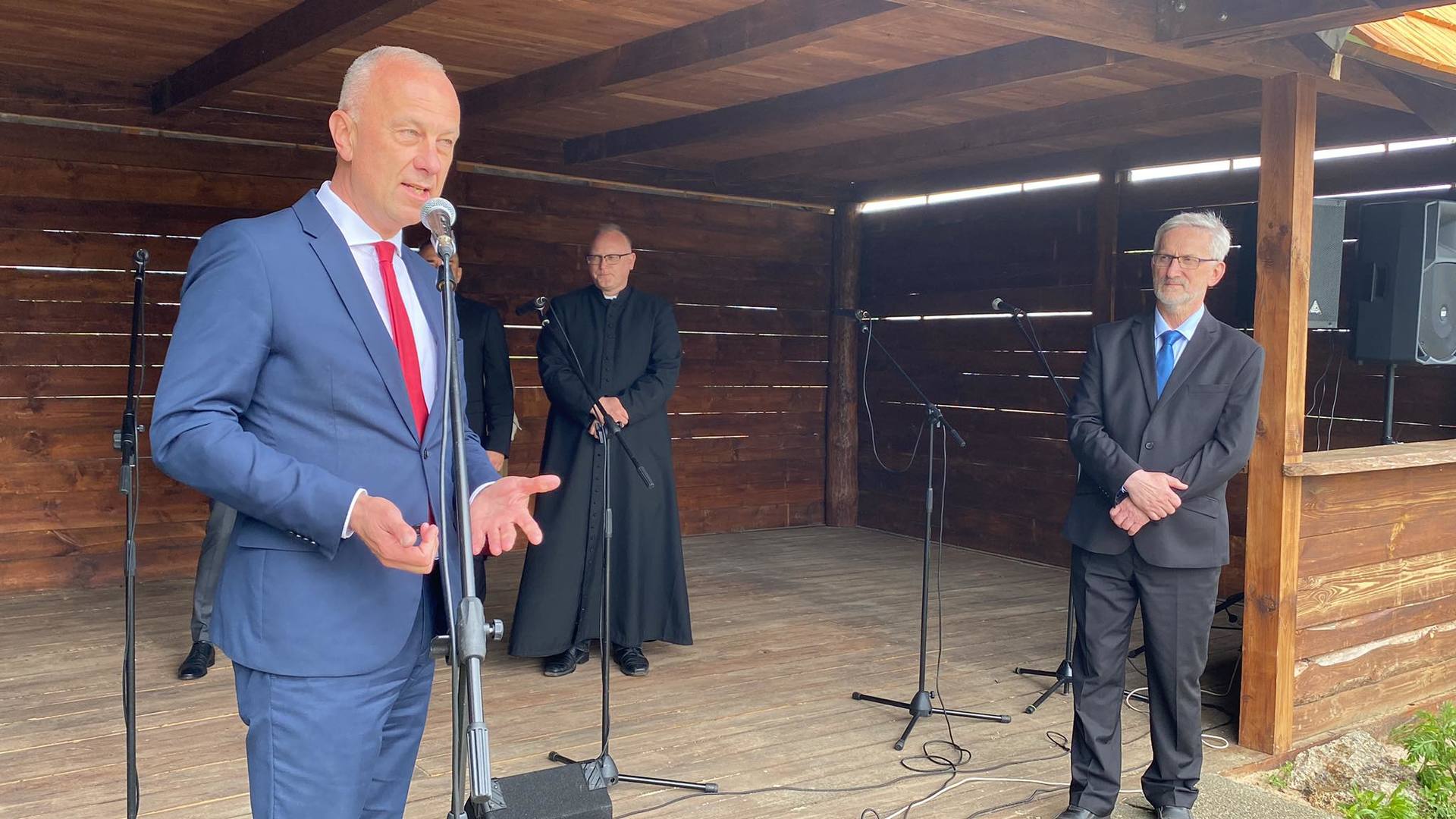 - Panie doktorze, wyrazy szacunku i uznania. Bardzo się cieszę, że mogę wręczyć panu to odznaczenie – mówił członek zarządu województwa lubuskiego Marcin Jabłoński podczas dekoracji dra Wojciecha Weryszki