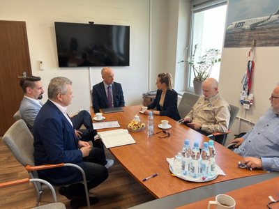 W rozmowach z członkiem zarządu woj. lubuskiego Marcinem Jabłońskim uczestniczyli: dyr Departamentu Infrastruktury i Komunikacji Sławomir Kotylak, jego zastępca Mariusz Stokłosa, prezes Spółki Lotnisko Zielona Góra/Babimost Sp. z o.o. Maciej Pawliński, dyr Instytutu Inżynierii Mechanicznej prof. UZ Justyna Patalas-Maliszewską oraz zastępca dyrektora Aeroklubu Ziemi Lubuskiej dr inż. Jarosław Gniazdowski.

