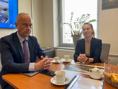Członek zarządu woj. lubuskiego Marcin Jabłoński oraz dyr Instytutu Inżynierii Mechanicznej prof. UZ Justyna Patalas-Maliszewska

