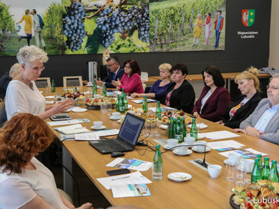 Przewodnicząca rady dr Marzena Plucińska (stoi), wiceprezes Okręgowej Rady Lekarskiej w Zielonej Górze zwróciła uwagę na problemy w podstawowej opiece zdrowotnej