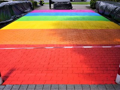 Tęczowa instalacja przed Urzędem Marszałkowskim Województwa Lubuskiego przy ul. Podgórnej z okazji V Marszu Równości w Zielonej Górze