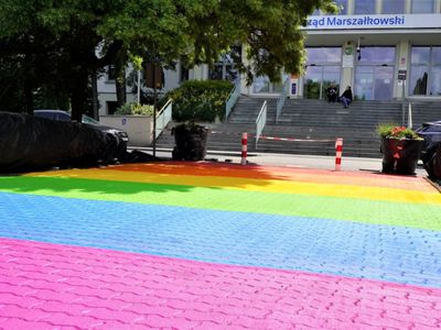Tęczowa instalacja przed Urzędem Marszałkowskim Województwa Lubuskiego przy ul. Podgórnej z okazji V Marszu Równości w Zielonej Górze