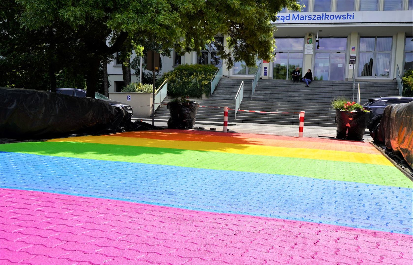 Tęczowa instalacja przed Urzędem Marszałkowskim Województwa Lubuskiego przy ul. Podgórnej z okazji V Marszu Równości w Zielonej Górze