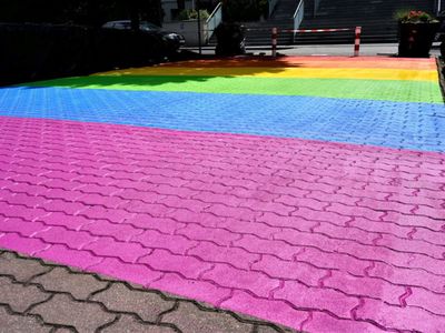 Instalacja w kolorach tęczy przed Urzędem Marszałkowskim Województwa Lubuskiego