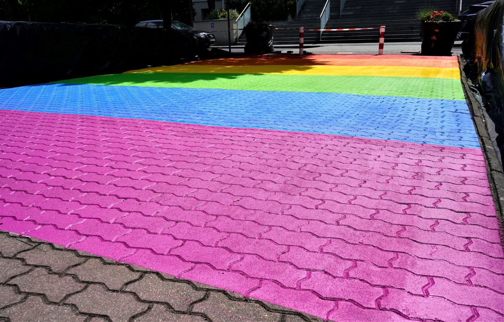 Instalacja w kolorach tęczy przed Urzędem Marszałkowskim Województwa Lubuskiego