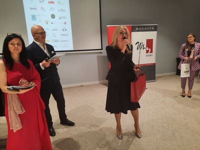 Ewa Jaske odbiera nagrodę "Nadzwyczajna Kobieta Charyzmatyczna" dla marszałek Elżbiety Anny Polak