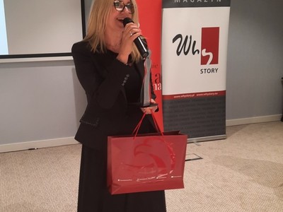 Ewa Jaske odbiera nagrodę "Nadzwyczajna Kobieta Charyzmatyczna" dla marszałek Elżbiety Anny Polak