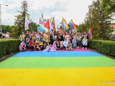 Tęcza przed urzędem marszałkowskim w Zielonej Górze