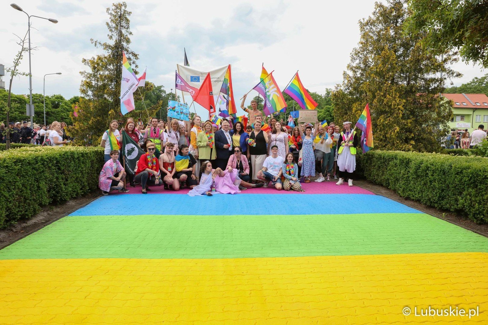 Tęcza przed urzędem marszałkowskim w Zielonej Górze