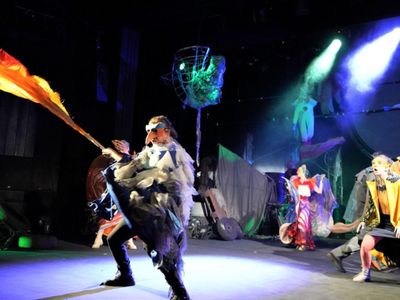 Spektakl ,,Jutro wrócimy do domu” powstał w ramach współpracy Lubuskiego Teatru w Zielonej Górze, Miejskiego Ośrodka Kultury w Głogowie, Teatru im. Andreasa Gryphiusa w Głogowie, Fundacji Asocjacja 2006.  