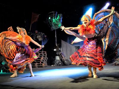 Spektakl ,,Jutro wrócimy do domu” powstał w ramach współpracy Lubuskiego Teatru w Zielonej Górze, Miejskiego Ośrodka Kultury w Głogowie, Teatru im. Andreasa Gryphiusa w Głogowie, Fundacji Asocjacja 2006.