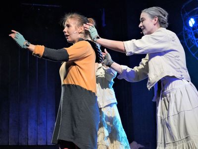 Spektakl ,,Jutro wrócimy do domu” powstał w ramach współpracy Lubuskiego Teatru w Zielonej Górze, Miejskiego Ośrodka Kultury w Głogowie, Teatru im. Andreasa Gryphiusa w Głogowie, Fundacji Asocjacja 2006.  