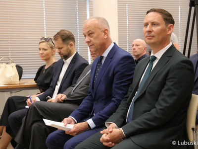 Uczestnicy konferencji prasowej ws. reaktywacji połączenia kolejowego Zielona Góra - Guben