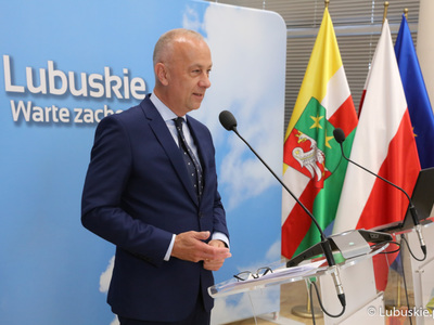 Uczestnicy konferencji prasowej ws. reaktywacji połączenia kolejowego Zielona Góra - Guben