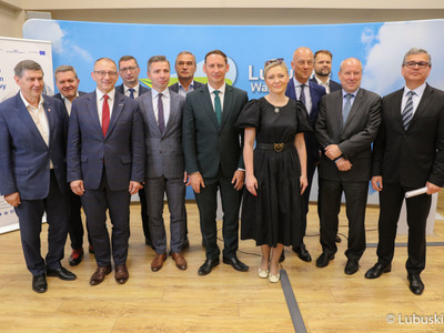 Uczestnicy konferencji prasowej ws. reaktywacji połączenia kolejowego Zielona Góra - Guben