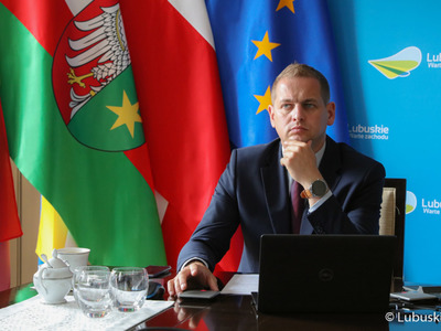 Wicemarszałek Łukasz Porycki na zdalnym posiedzeniu Konwentu Marszałków