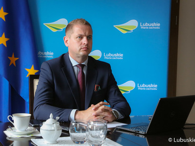 Wicemarszałek Łukasz Porycki na zdalnym posiedzeniu Konwentu Marszałków