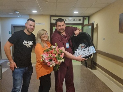 Tymon - mały pacjent gorzowskiego szpitala z rodzicami i lek. Krzysztofem Kaczmarkiem