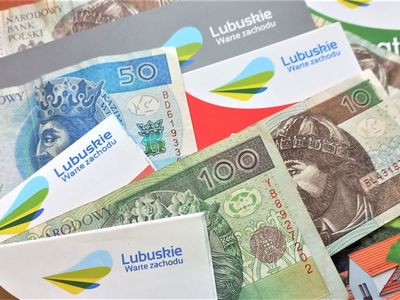Średni miesięczny dochód na jedną osobę w Lubuskiem stanowił w 2021 roku 103,1 procenta średniej krajowej. A zatem Lubuszanin zarabiał w ubiegłym roku średnio 2126 zł. To jest więcej niż w województwach warmińsko-mazurskim, łódzkim, mazowieckim, a nieznacznie mniej niż w Dolnośląskim czy Śląskim. 