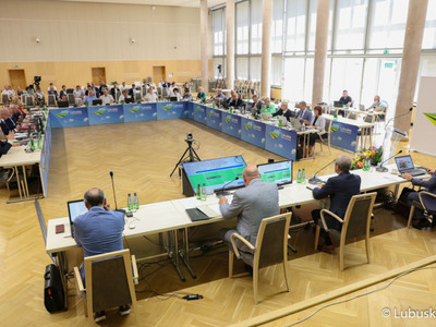 Radni Województwa Lubuskiego w Sali Kolumnowej w trakcie sesji 27 czerwca 2022 r.