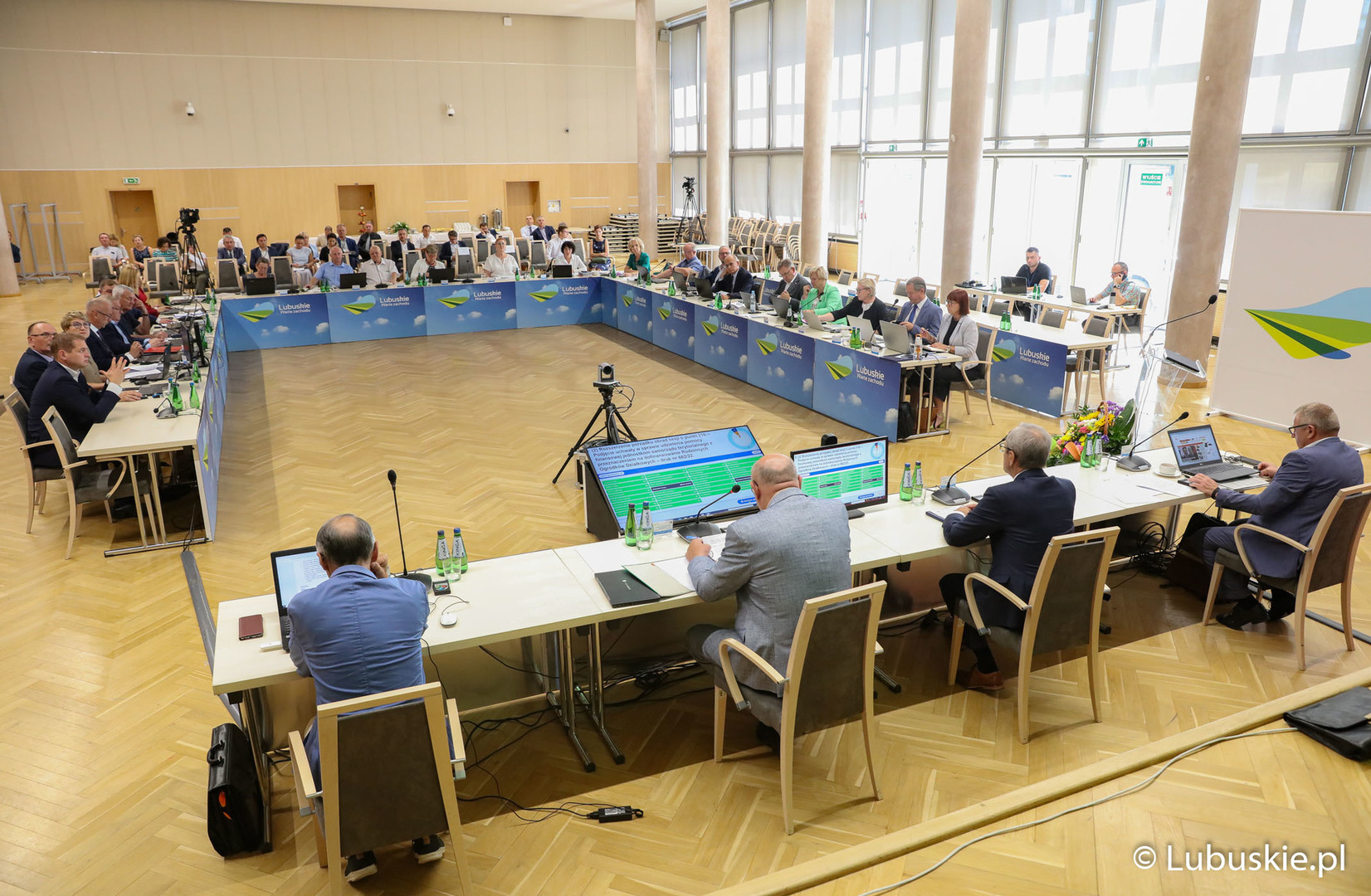 Radni Województwa Lubuskiego w Sali Kolumnowej w trakcie sesji 27 czerwca 2022 r.