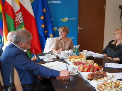 Posiedzenie prezydium Wojewódzkiej Rady Dialogu Społecznego. Na zdjęciu marszałek Elżbieta Anna Polak (w centrum), przedstawiciel strony pracowników, reprezentująca OPZZ Monika Bocian (z prawej), przedstawiciel strony pracodawców, reprezentujący Konfederację Lewiatan Janusz Jasiński (z lewej), przedstawiciel strony pracodawców, reprezentujący Business Centre Club Edward Makarewicz (za nim).