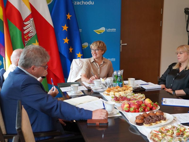 Posiedzenie prezydium Wojewódzkiej Rady Dialogu Społecznego. Na zdjęciu marszałek Elżbieta Anna Polak (w centrum), przedstawiciel strony pracowników, reprezentująca OPZZ Monika Bocian (z prawej), przedstawiciel strony pracodawców, reprezentujący Konfederację Lewiatan Janusz Jasiński (z lewej), przedstawiciel strony pracodawców, reprezentujący Business Centre Club Edward Makarewicz (za nim).
