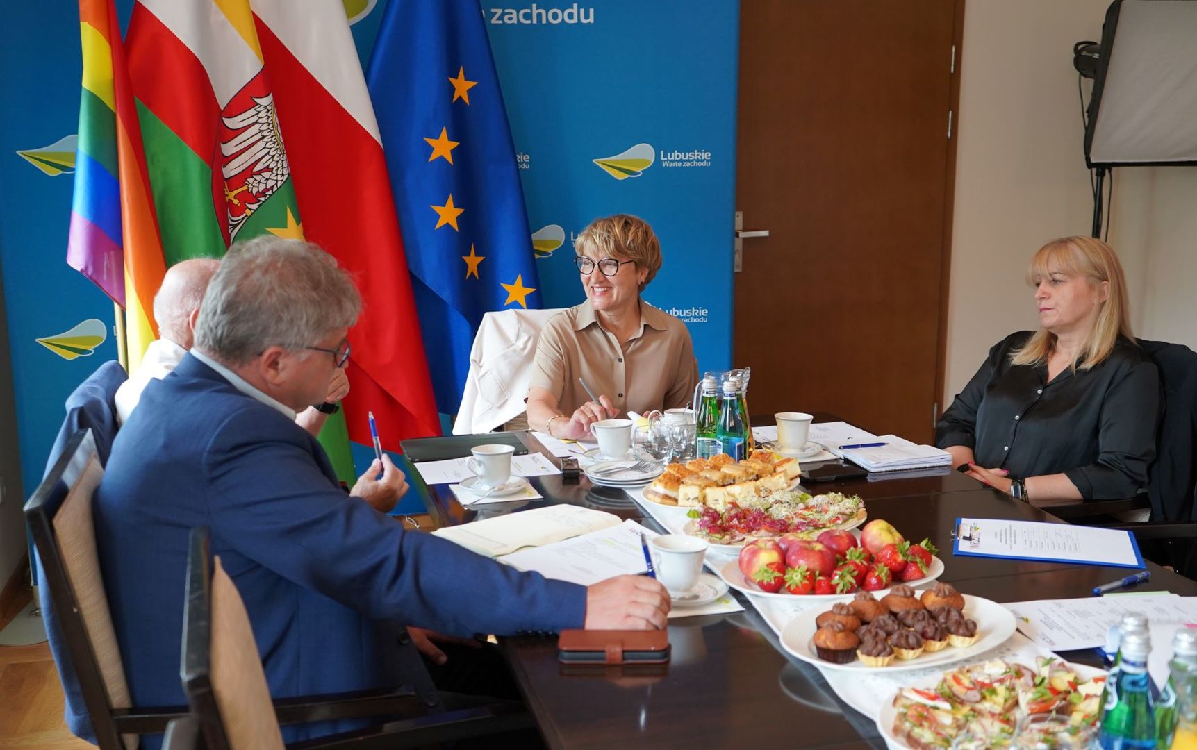 Posiedzenie prezydium Wojewódzkiej Rady Dialogu Społecznego. Na zdjęciu marszałek Elżbieta Anna Polak (w centrum), przedstawiciel strony pracowników, reprezentująca OPZZ Monika Bocian (z prawej), przedstawiciel strony pracodawców, reprezentujący Konfederację Lewiatan Janusz Jasiński (z lewej), przedstawiciel strony pracodawców, reprezentujący Business Centre Club Edward Makarewicz (za nim).