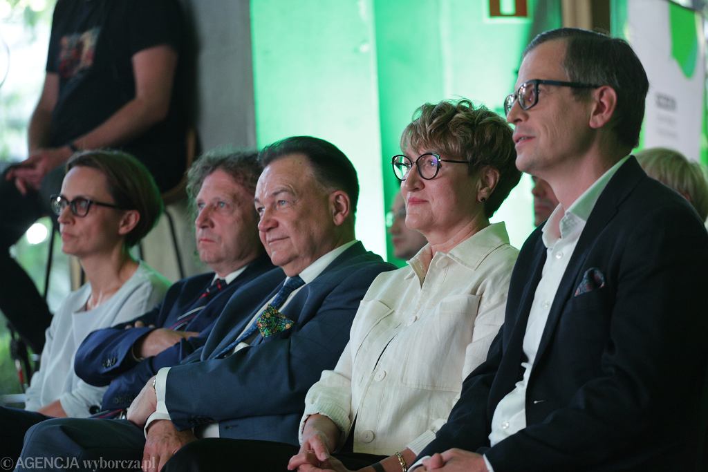

Gala Supermiasta i Superregiony. W środku marszałek województwa mazowieckiego Adam Strózik, obok niego marszałek województwa lubuskiego Elżbieta Polak i prezydent Sopotu Jacek Karnowski
