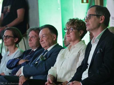 Gala Supermiasta i Superregiony. W środku marszałek województwa mazowieckiego Adam Strózik, obok niego marszałek województwa lubuskiego Elżbieta Polak i prezydent Sopotu Jacek Karnowski