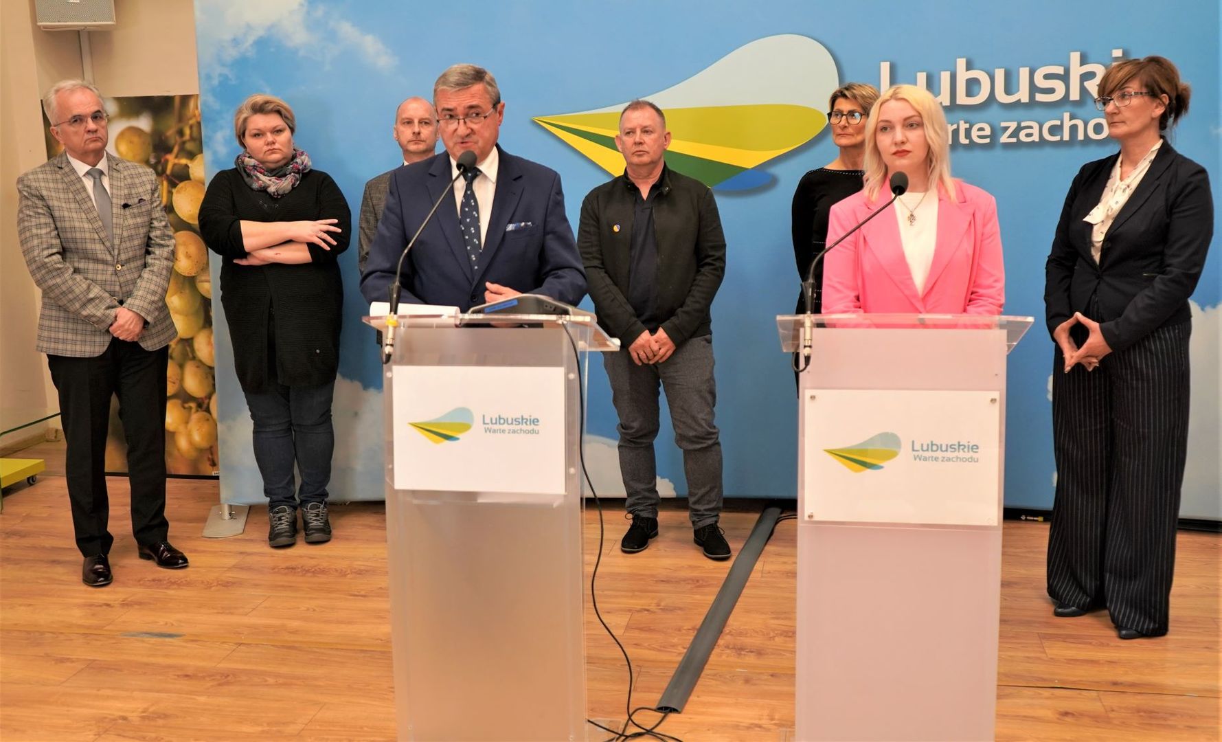 Dyrekcja i pracownicy Wojewódzkiego Ośrodka Sportu i Rekreacji w Zielonej Górze Drzonkowie oraz Iwanna Typchuk podczas konferencji prasowej w Urzędzie Marszałkowskim Województwa Lubuskiego w Zielonej Górze. 7 kwietnia 2022 r.