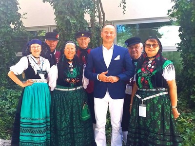 Radosław Brodzik, dyrektor Biura Współpracy Zagranicznej Urzędu Marszałkowskiego z członkami zespołu Heimatverein Fläming-Freunde z Brandenburgii