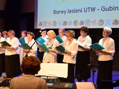 Zespół "Barwy jesieni" z Uniwersytetu Trzeciego Wieku w Gubinie
