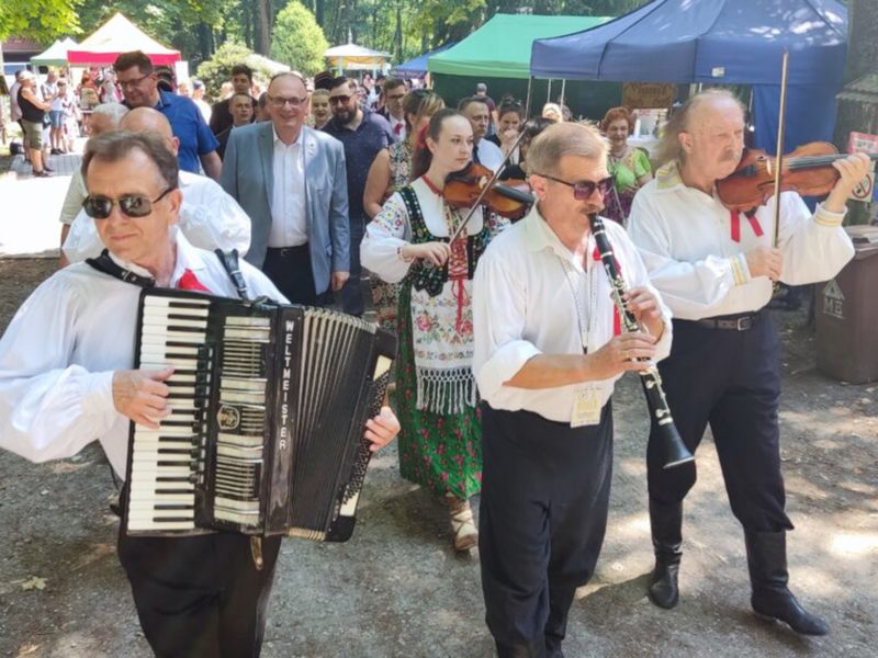 Barwny korowód w Ochli na zakończenie Międzynarodowego Festiwalu Folkloru "Oblicza Tradycji"