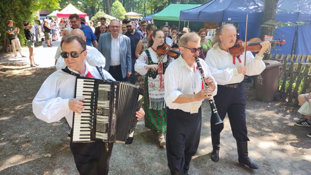 Barwny korowód w Ochli na zakończenie Międzynarodowego Festiwalu Folkloru 