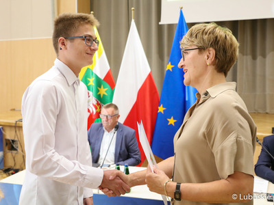 Wręczenie nagród młodym dziennikarzom podczas 44. sesji Sejmiku Województwa Lubuskiego