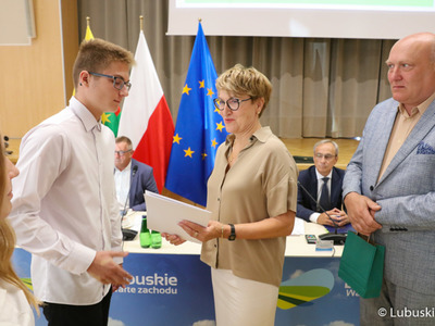 Wręczenie nagród młodym dziennikarzom podczas 44. sesji Sejmiku Województwa Lubuskiego