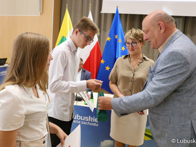 Wręczenie nagród młodym dziennikarzom podczas 44. sesji Sejmiku Województwa Lubuskiego