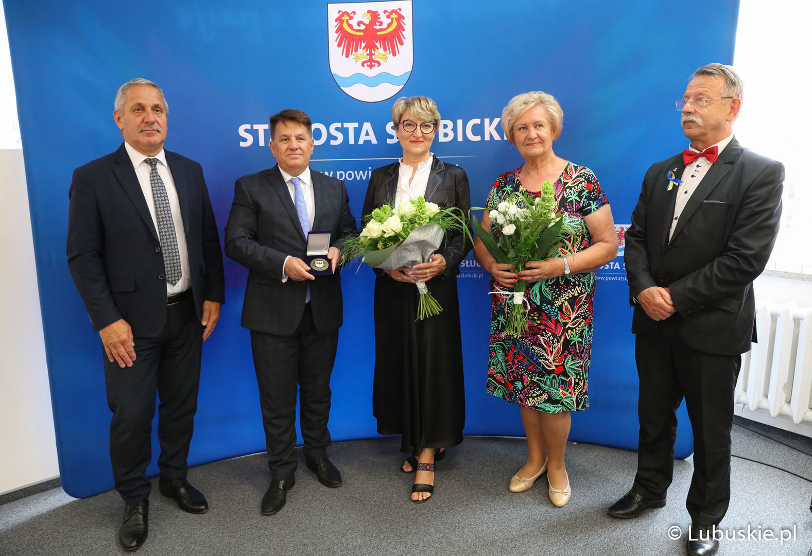 We wtorek (28 czerwca) podczas sesji absolutoryjnej rady powiatu słubickiego marszałek Elżbieta Anna Polak odebrała z rąk starosty Leszka Bajana nagrodę 