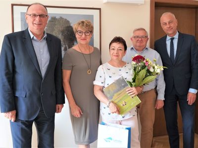 W piątek 1 lipca mija równo 50 lat, od kiedy Dorota Kuleszyńska jest aktywna zawodowo. Z tej okazji życzenia złożyli jej marszałek Elżbieta Anna Polak, wicemarszałek Stanisław Tomczyszyn oraz członkowie zarządu województwa lubuskiego Marcin Jabłoński i Tadeusz Jędrzejczak