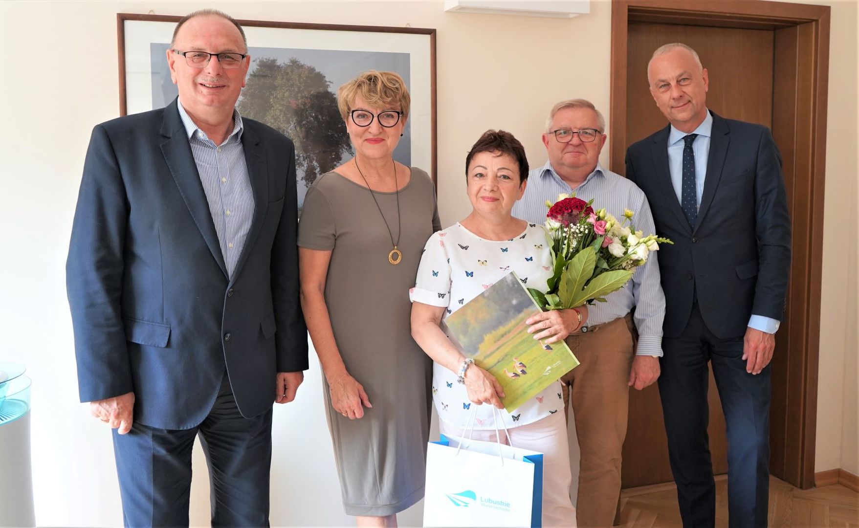 W piątek 1 lipca mija równo 50 lat, od kiedy Dorota Kuleszyńska jest aktywna zawodowo. Z tej okazji życzenia złożyli jej marszałek Elżbieta Anna Polak, wicemarszałek Stanisław Tomczyszyn oraz członkowie zarządu województwa lubuskiego Marcin Jabłoński i Tadeusz Jędrzejczak