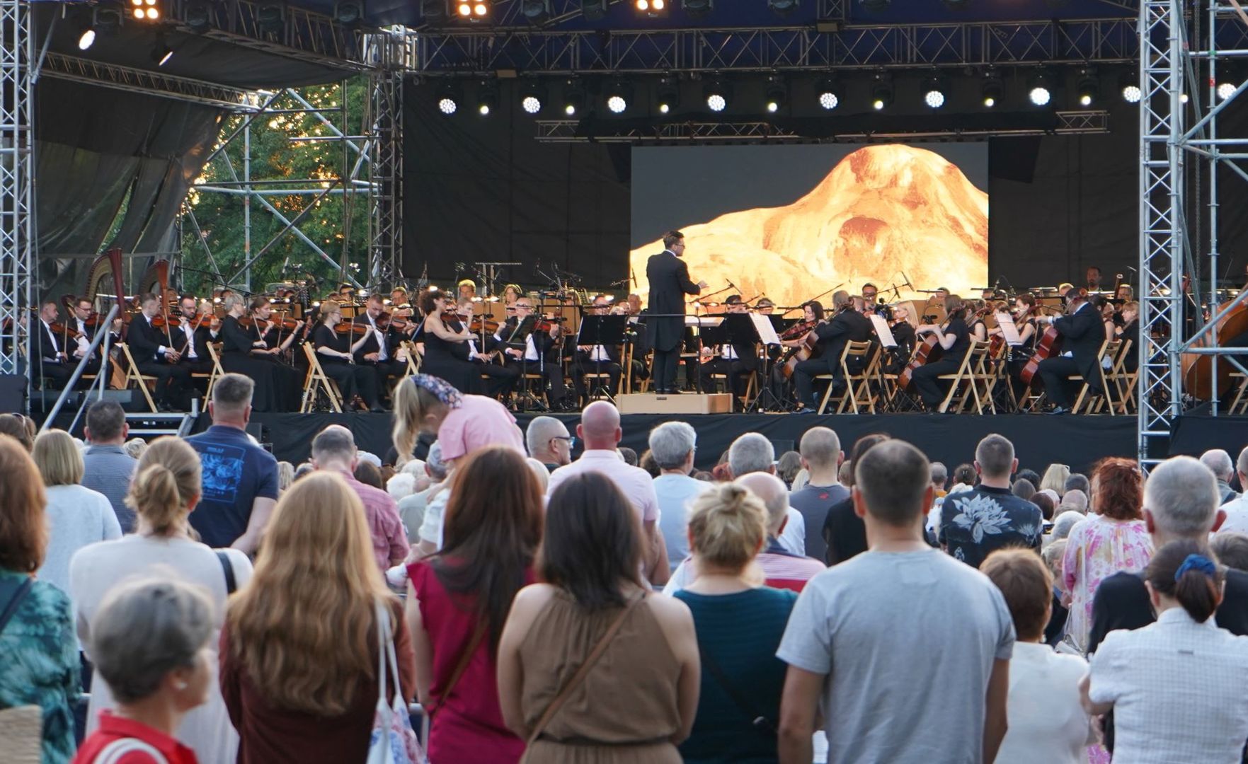 2 lipca 2022 r. Filharmonia Zielonogórska zakończyła sezon artystyczny, wykonując wraz z orkiestrą partnerskiej Filharmonii Gorzowskiej koncert „Ale Kosmos!”. Zabrzmiały Planety, op. 32 – siedmioczęściowa suita symfoniczna skomponowana przez angielskiego kompozytora Gustava Holsta w latach 1914-1916. 