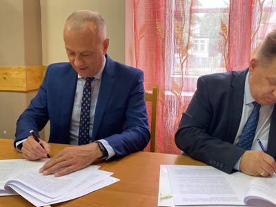 Członek zarządu woj. lubuskiego Marcin Jabłoński podpisał ze Starostą Powiatu Słubickiego Leszkiem Bajonem umowę dotyczącą wsparcia przez samorząd województwa, w ramach Lubuskiej Bazy Sportowej, modernizacji budynku sali gimnastycznej w Młodzieżowym Ośrodku Socjoterapii w Ośnie Lubuskim.