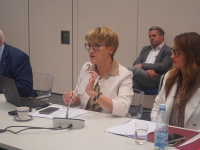 Marszałek Elżbieta Anna Polak i wiceprezydent Warszawy Renata Kaznowska podczas spotkania zespołu ds. uchodźców z Ukrainy