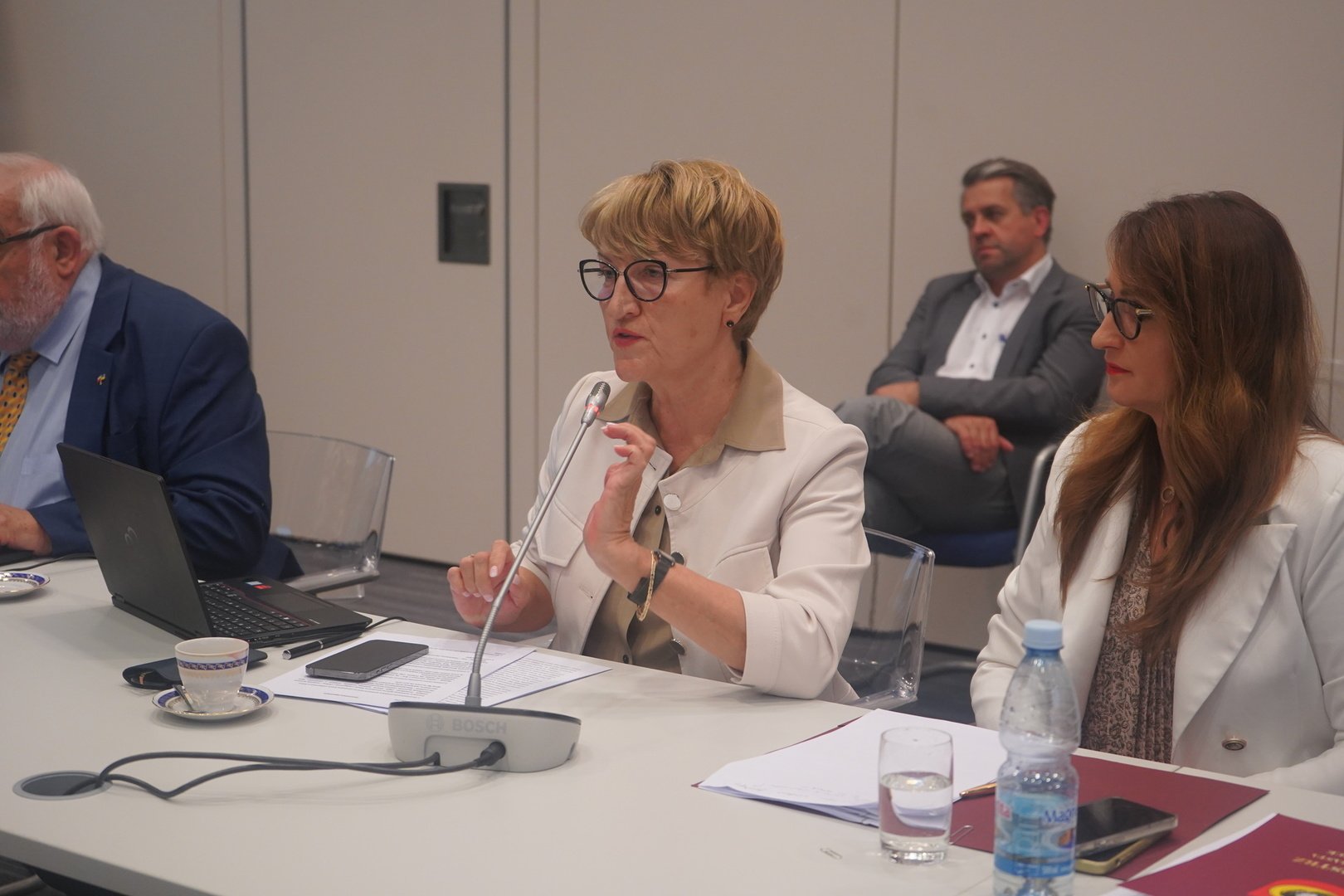 Marszałek Elżbieta Anna Polak i wiceprezydent Warszawy Renata Kaznowska podczas spotkania zespołu ds. uchodźców z Ukrainy