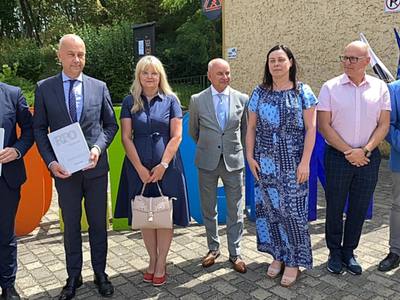 Członek zarządu woj. lubuskiego Marcin Jabłoński (drugi z lewej) podpisał umowę na dofinansowanie projekt pt. „Rewitalizacja zmarginalizowanej przestrzeni w centrum Sulęcina wraz z nadaniem jej nowych funkcji”.