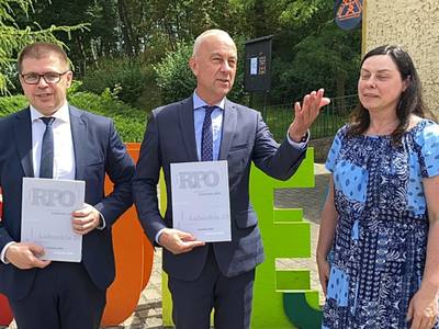 – Jestem przekonany, że wielu mieszkańców Sulęcina doceni efekty realizacji tego projektu i będzie miało radość, korzystając na co dzień z odmienionych okolic centrum miasta – powiedział Marcin Jabłoński (w środku), członek zarządu woj. lubuskiego.

